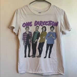 Preowned adult size small 2015 One Direction On The Road Again Tour T-Shirt